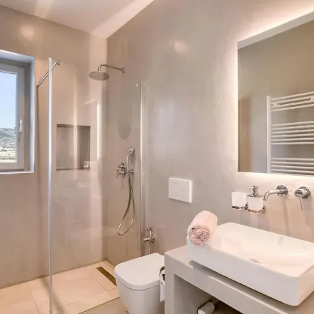 Tiga - Spacious Getaway Villa *